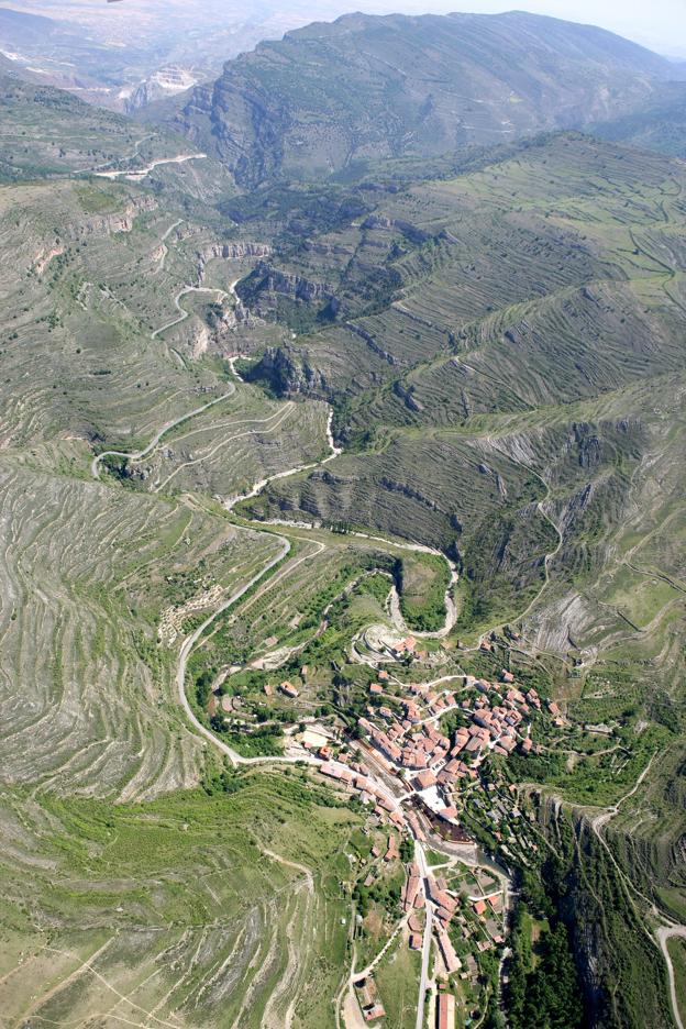 Espectacular panorámica del cañón del Leza desde el mirador junto a la carretera. :: justo rodríguez 