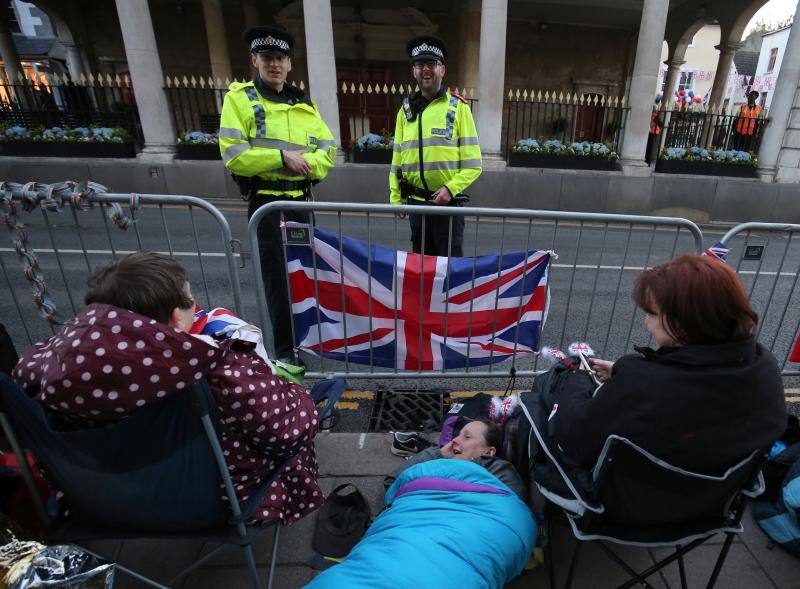 Miles de personas se concentran en la ciudad inglesa para esperar la llegada de Meghan Markle y el príncipe Enrique