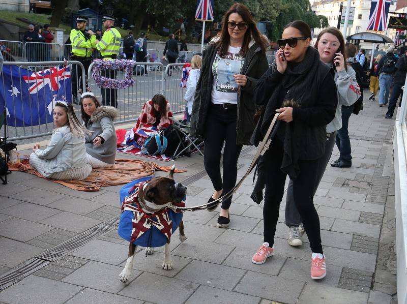 Miles de personas se concentran en la ciudad inglesa para esperar la llegada de Meghan Markle y el príncipe Enrique