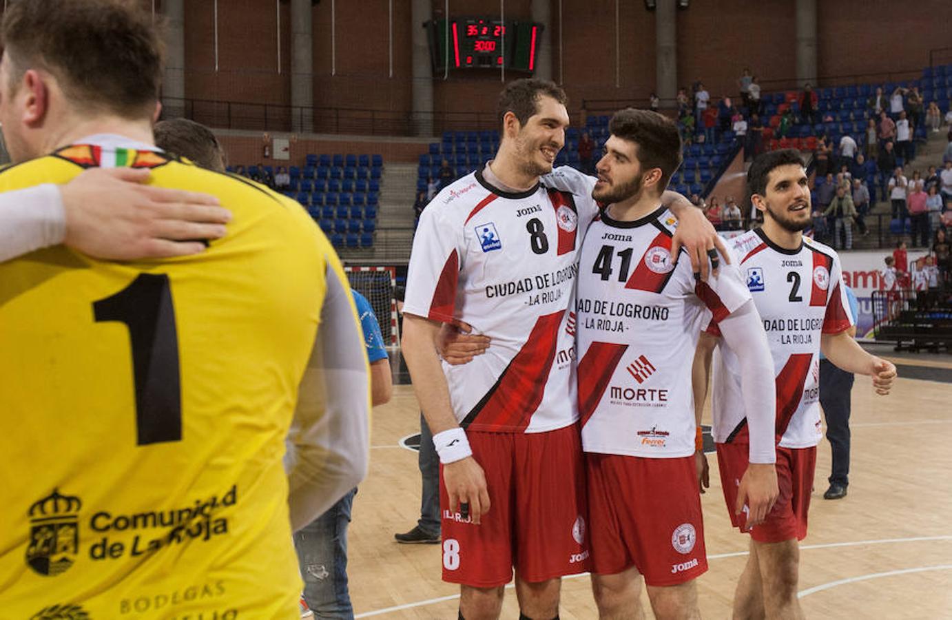 Una victoria y un montón de despedidas en un año especial para el BM Logroño. Las pasiones se desataron al final del partido contra el Benidorm (35-27) y los manteos de varios jugadores y de Jota, el entrenador que ha dirigido el club durante once temporadas.