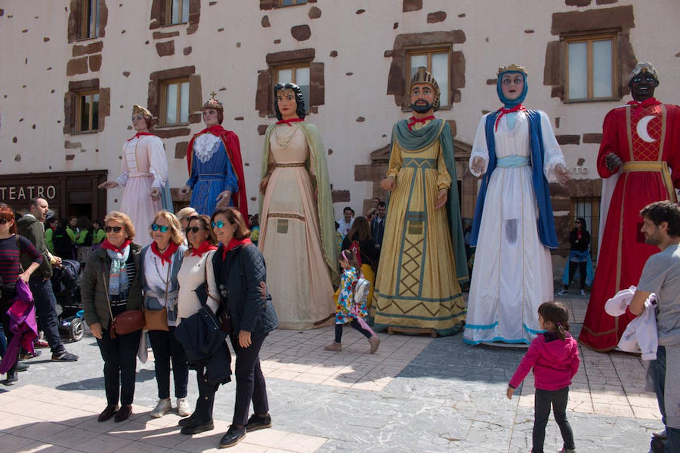 Inicio de las fiestas de Santa Bárbara, en Ezcaray, que se prolongarán hasta el próximo martes y que tendrán en las tradicionales 'vueltas', todos los días, su acto principal.