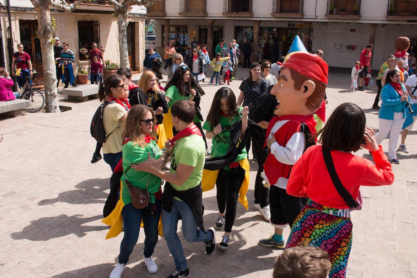 Inicio de las fiestas de Santa Bárbara, en Ezcaray, que se prolongarán hasta el próximo martes y que tendrán en las tradicionales 'vueltas', todos los días, su acto principal.