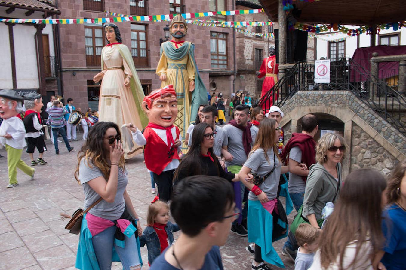 Inicio de las fiestas de Santa Bárbara, en Ezcaray, que se prolongarán hasta el próximo martes y que tendrán en las tradicionales 'vueltas', todos los días, su acto principal.