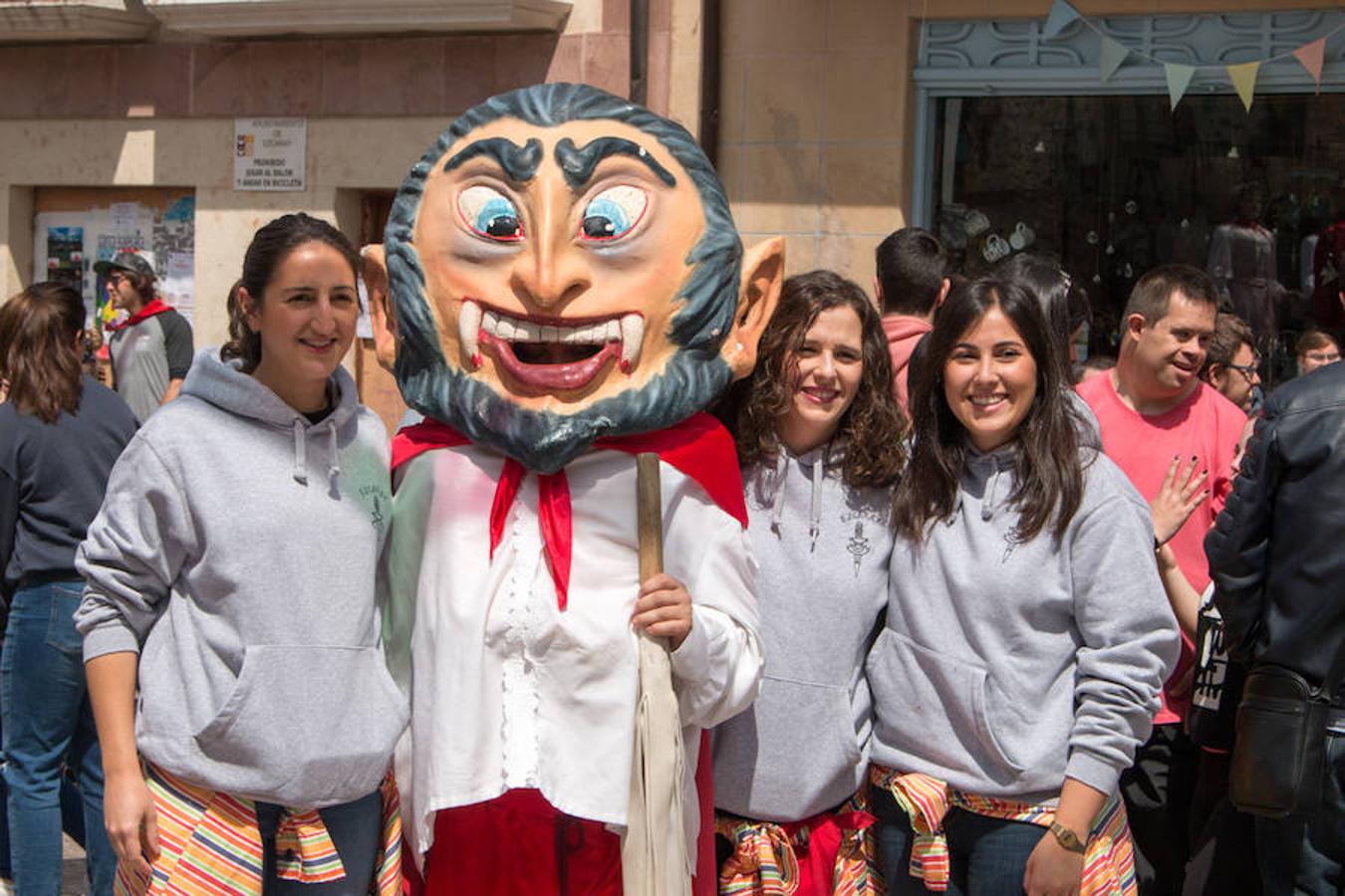 Inicio de las fiestas de Santa Bárbara, en Ezcaray, que se prolongarán hasta el próximo martes y que tendrán en las tradicionales 'vueltas', todos los días, su acto principal.