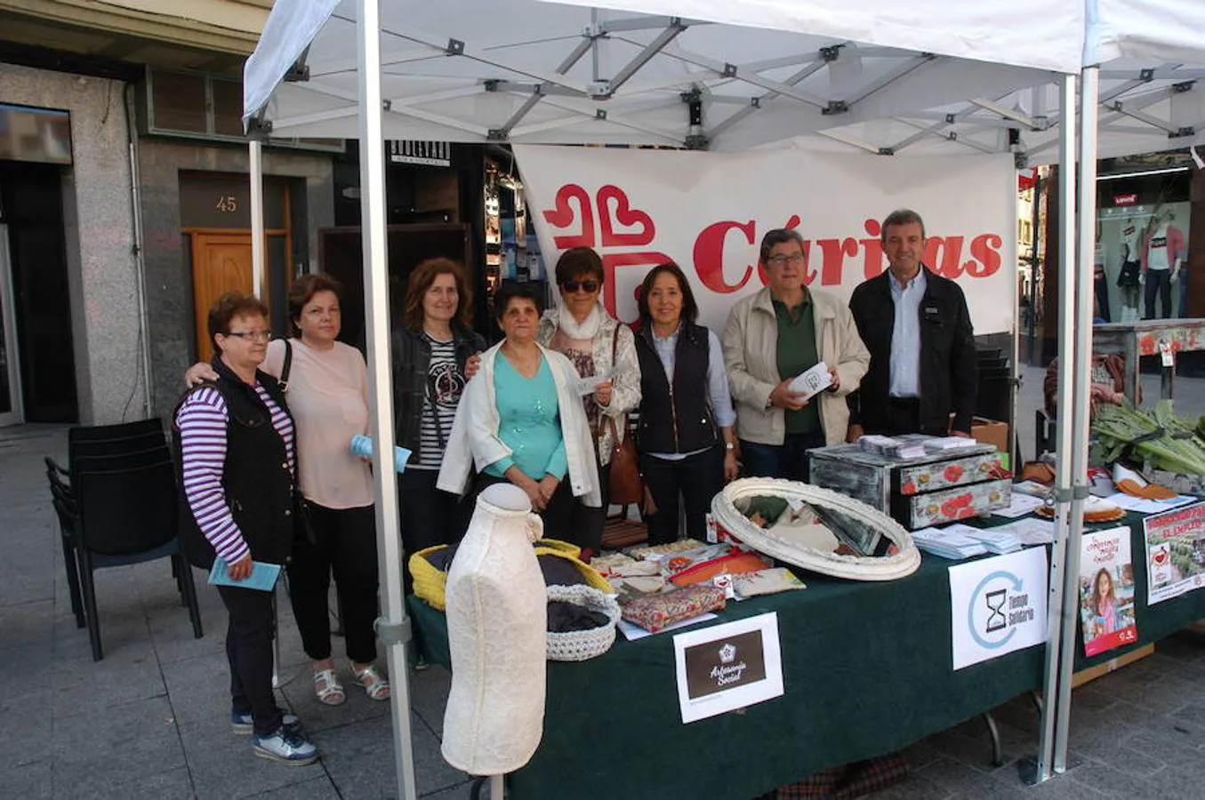 Arnedo ha celebrado esta mañana la II feria de asociaciones en la Puerta Munillo de Arnedo con la asistencia de 30 puestos.