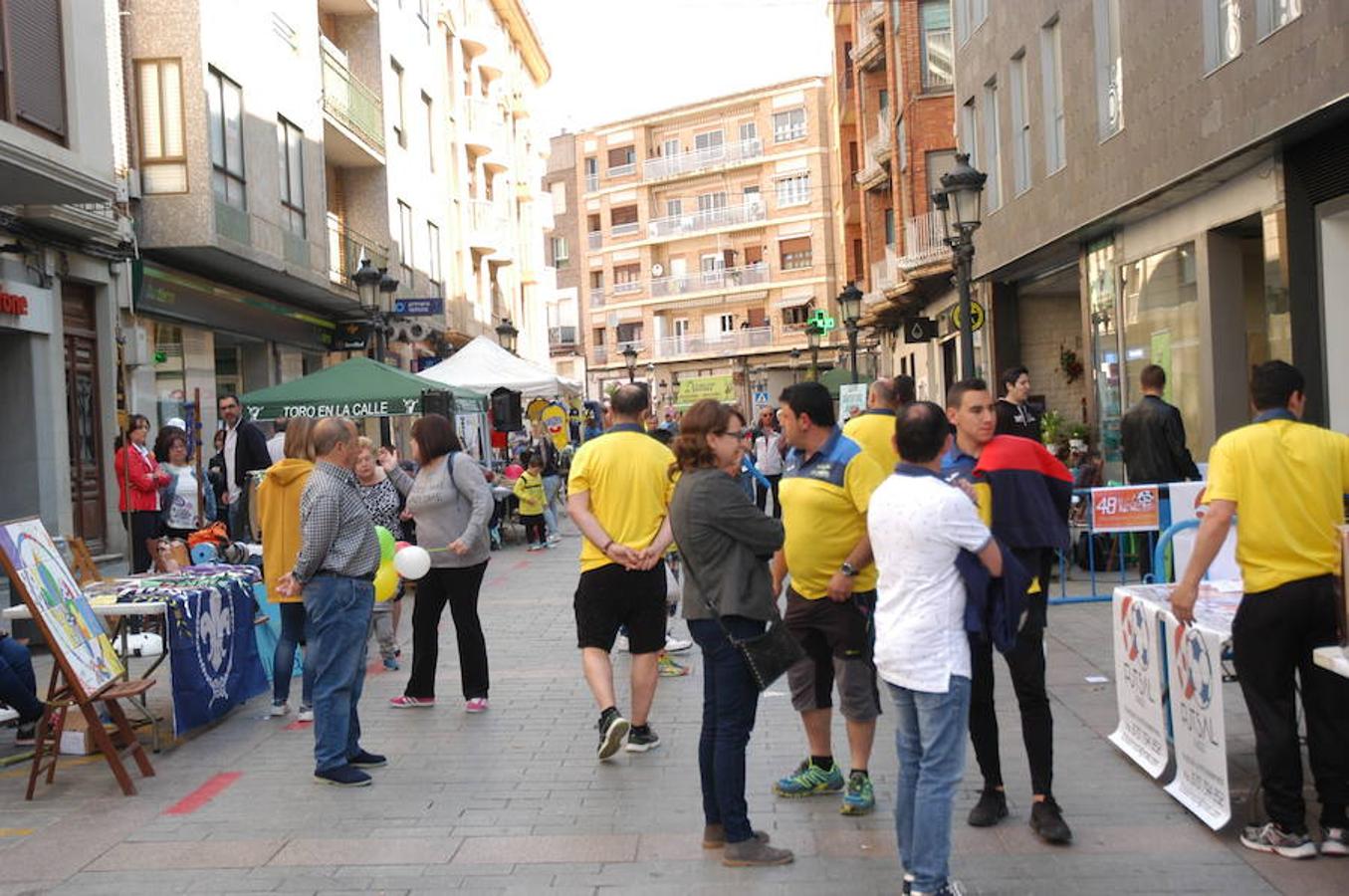 Arnedo ha celebrado esta mañana la II feria de asociaciones en la Puerta Munillo de Arnedo con la asistencia de 30 puestos.