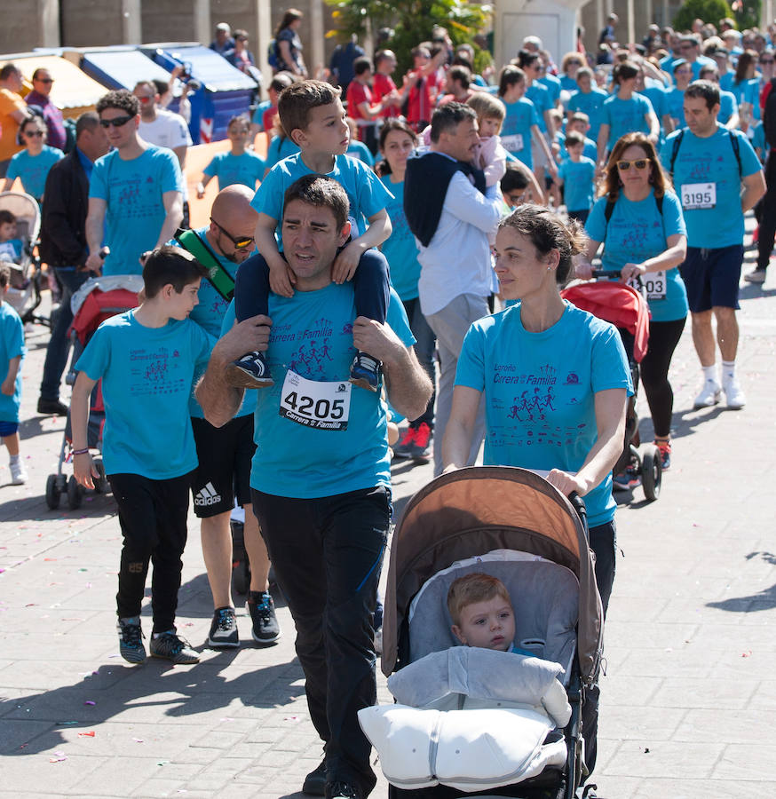 La Carrera de la Familia, organizada por la asociación 'Corre que te pillo', ha discurrido esta mañana por Logroño por un circuito urbano de 3.800 metros ideado para disfrutar en familia y de paso solidarizarse con una buena causa como es el estudio del síndrome de Hunter. 