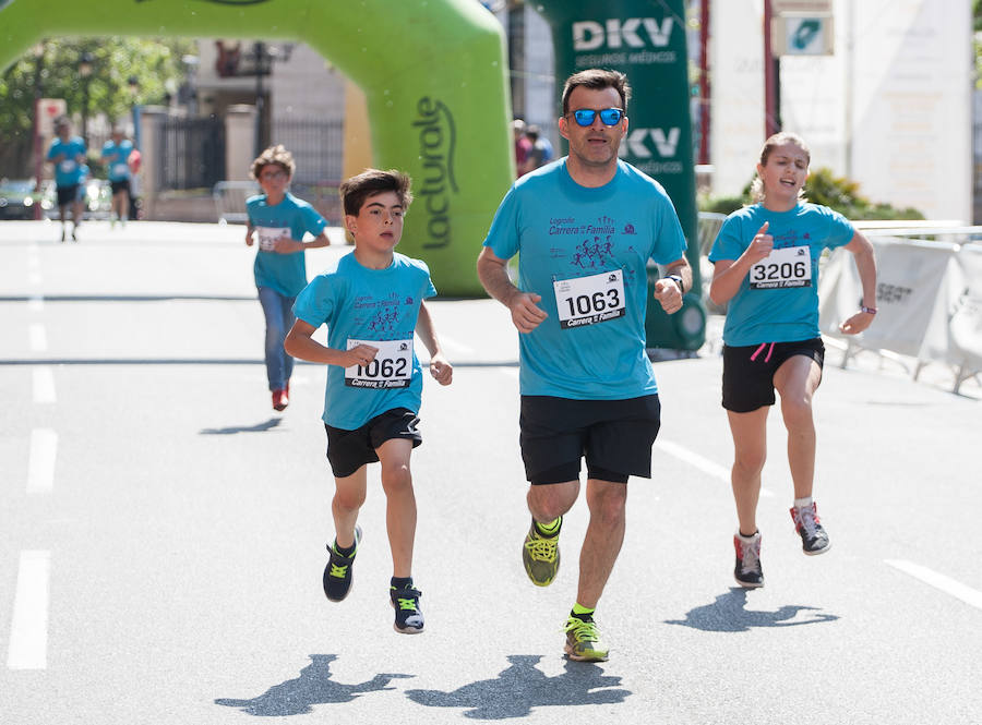 La Carrera de la Familia, organizada por la asociación 'Corre que te pillo', ha discurrido esta mañana por Logroño por un circuito urbano de 3.800 metros ideado para disfrutar en familia y de paso solidarizarse con una buena causa como es el estudio del síndrome de Hunter.