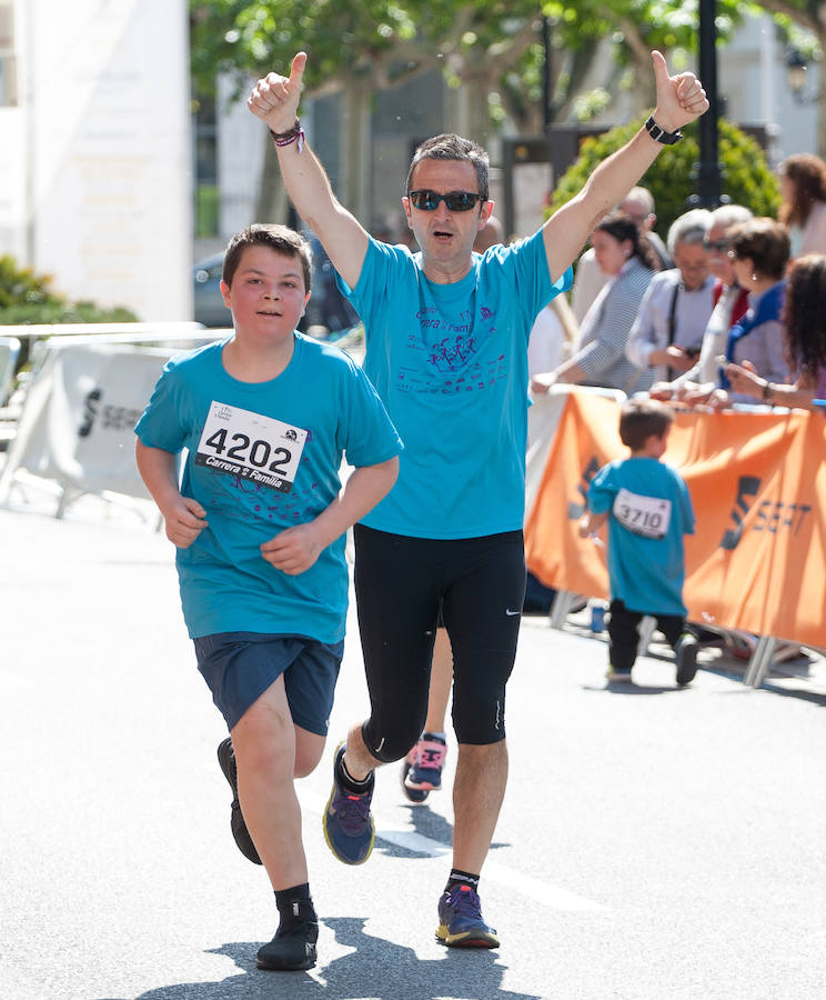 La Carrera de la Familia, organizada por la asociación 'Corre que te pillo', ha discurrido esta mañana por Logroño por un circuito urbano de 3.800 metros ideado para disfrutar en familia y de paso solidarizarse con una buena causa como es el estudio del síndrome de Hunter. 