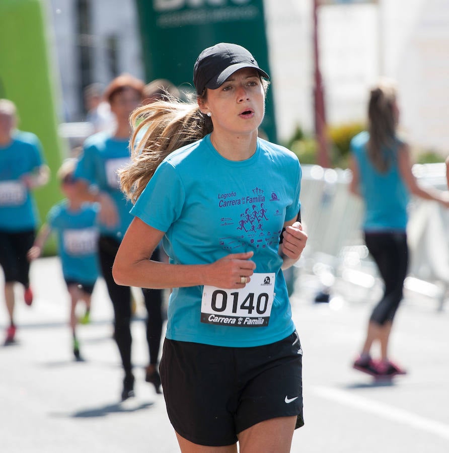 La Carrera de la Familia, organizada por la asociación 'Corre que te pillo', ha discurrido esta mañana por Logroño por un circuito urbano de 3.800 metros ideado para disfrutar en familia y de paso solidarizarse con una buena causa como es el estudio del síndrome de Hunter. 