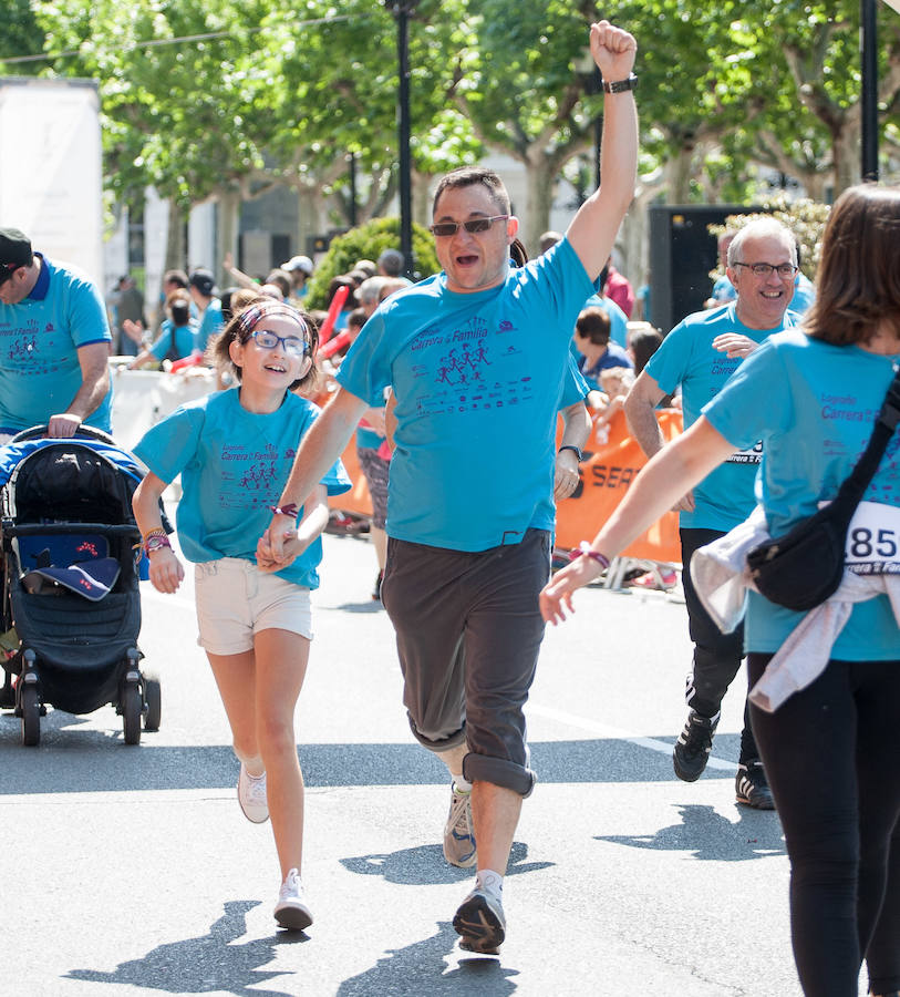 La Carrera de la Familia, organizada por la asociación 'Corre que te pillo', ha discurrido esta mañana por Logroño por un circuito urbano de 3.800 metros ideado para disfrutar en familia y de paso solidarizarse con una buena causa como es el estudio del síndrome de Hunter.