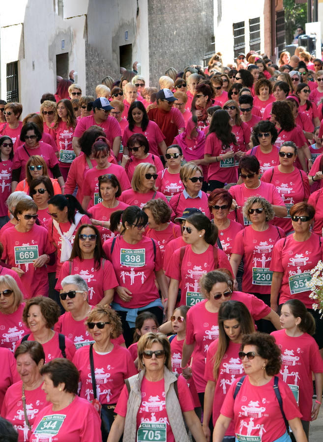 Lardero ha albergado una nueva edición de la Carrera de la Mujer en la que ha participado más de un millar de personas. La prueba, en favor de la Asociación Española Contra el Cáncer, habilita los donativos para la investigación médica contra la enfermedad.