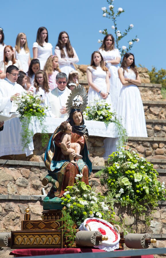 Tradicional procesión de las 100 Doncellas de Sorzano que ha vuelto a congregar a una gran cantidad de visitantes en una jornada de climatología perfecta.