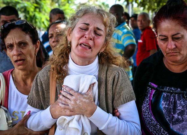 La madre de una de las víctimas llora en la sede del Instituto de Medicina Legal de La Habana. :: alejandro ernesto / efe