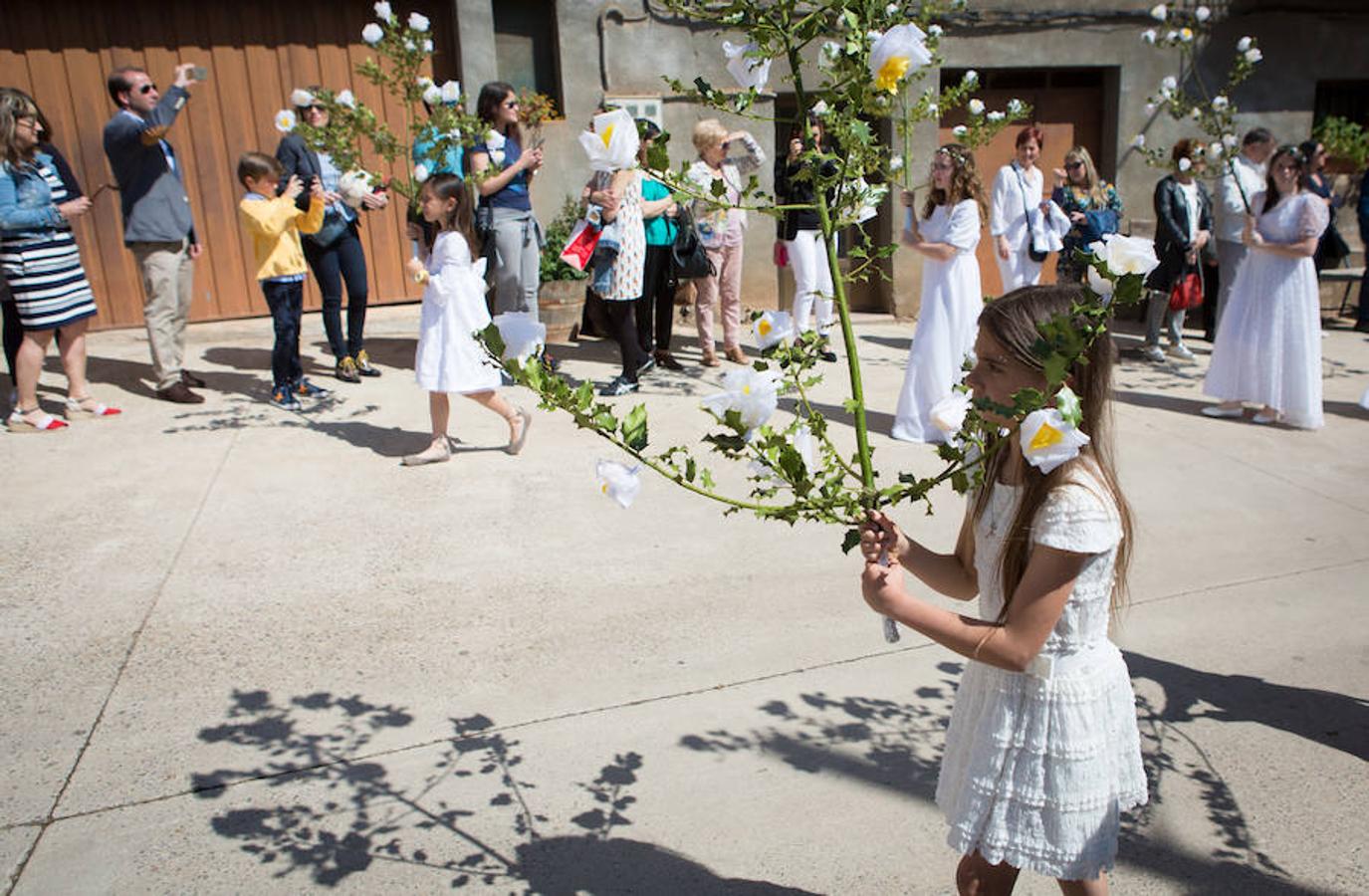 Tradicional procesión de las 100 Doncellas de Sorzan que ha vuelto a congregar a una gran cantidad de visitantes en una jornada de climatología perfecta.