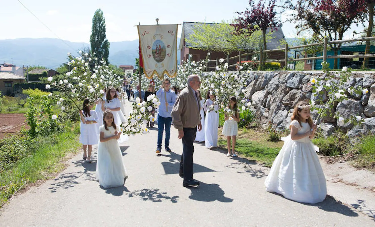 Tradicional procesión de las 100 Doncellas de Sorzan que ha vuelto a congregar a una gran cantidad de visitantes en una jornada de climatología perfecta.