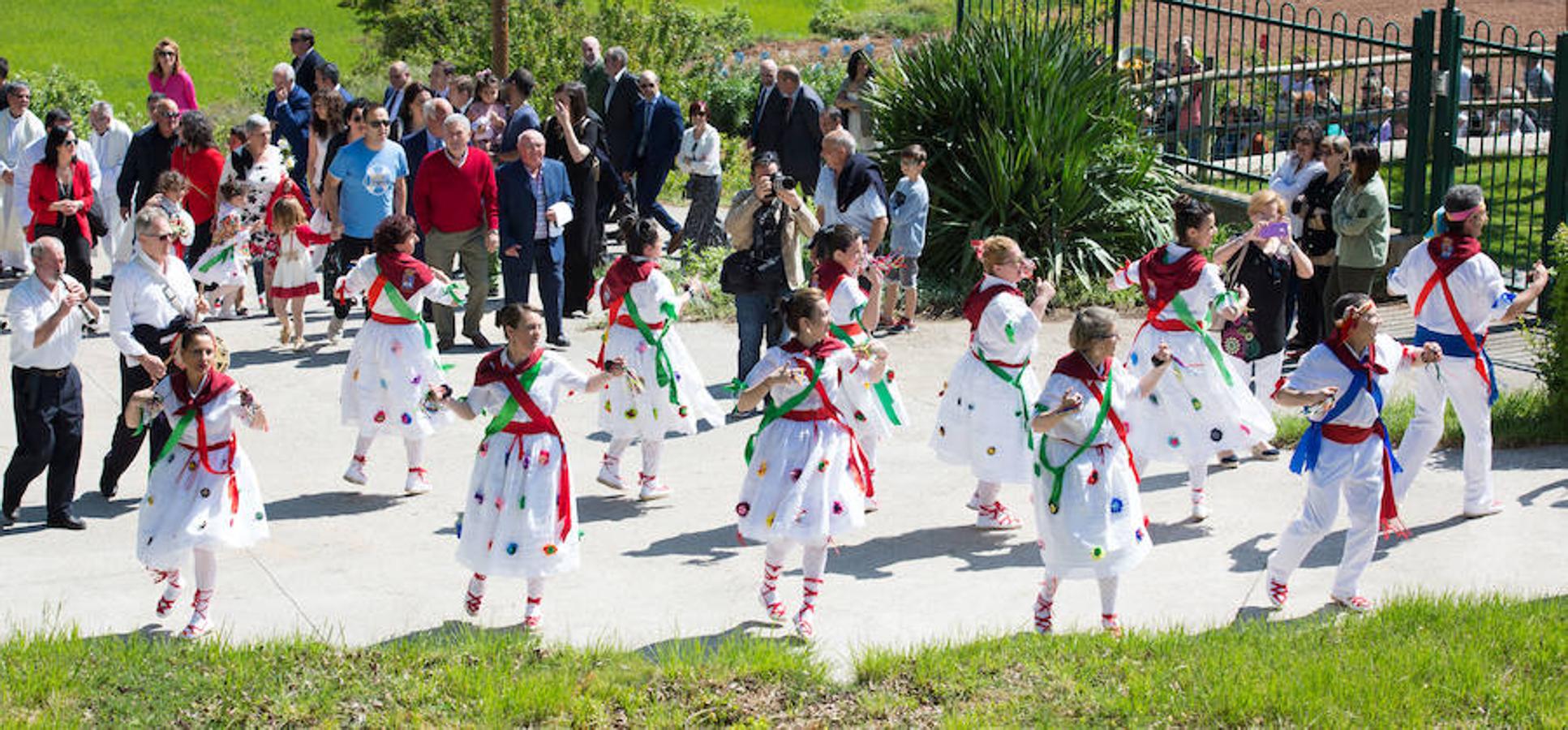Tradicional procesión de las 100 Doncellas de Sorzan que ha vuelto a congregar a una gran cantidad de visitantes en una jornada de climatología perfecta.