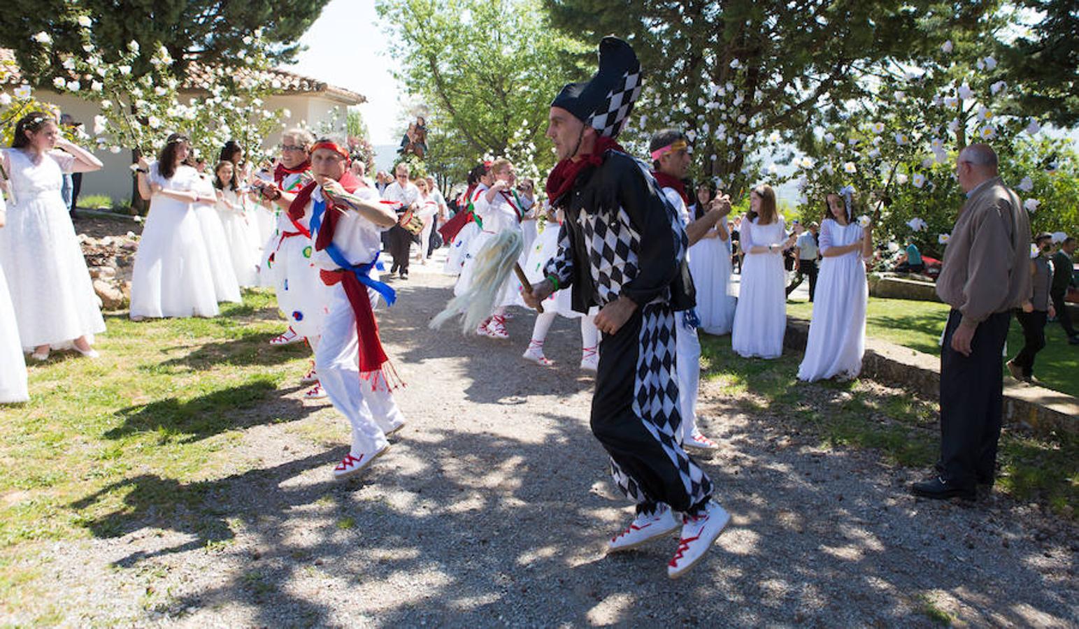 Tradicional procesión de las 100 Doncellas de Sorzan que ha vuelto a congregar a una gran cantidad de visitantes en una jornada de climatología perfecta.