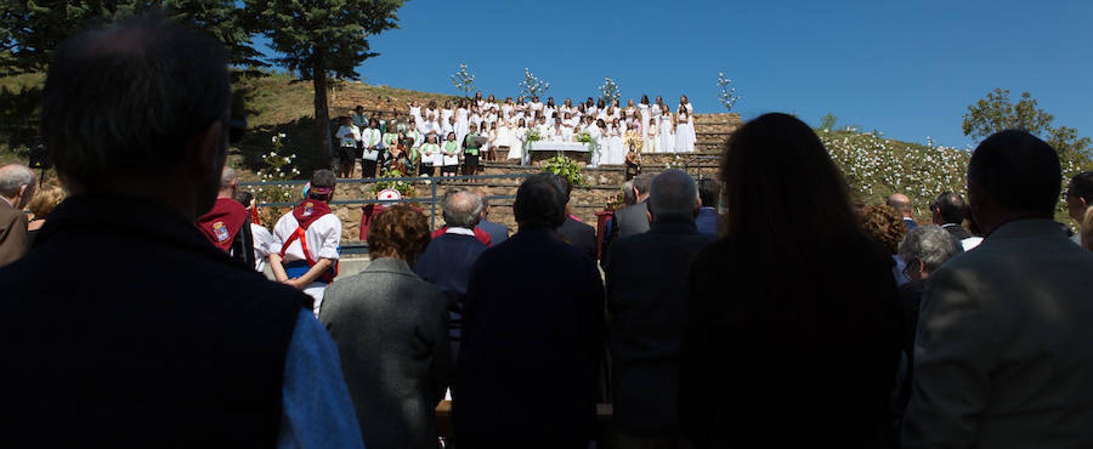 Tradicional procesión de las 100 Doncellas de Sorzan que ha vuelto a congregar a una gran cantidad de visitantes en una jornada de climatología perfecta.