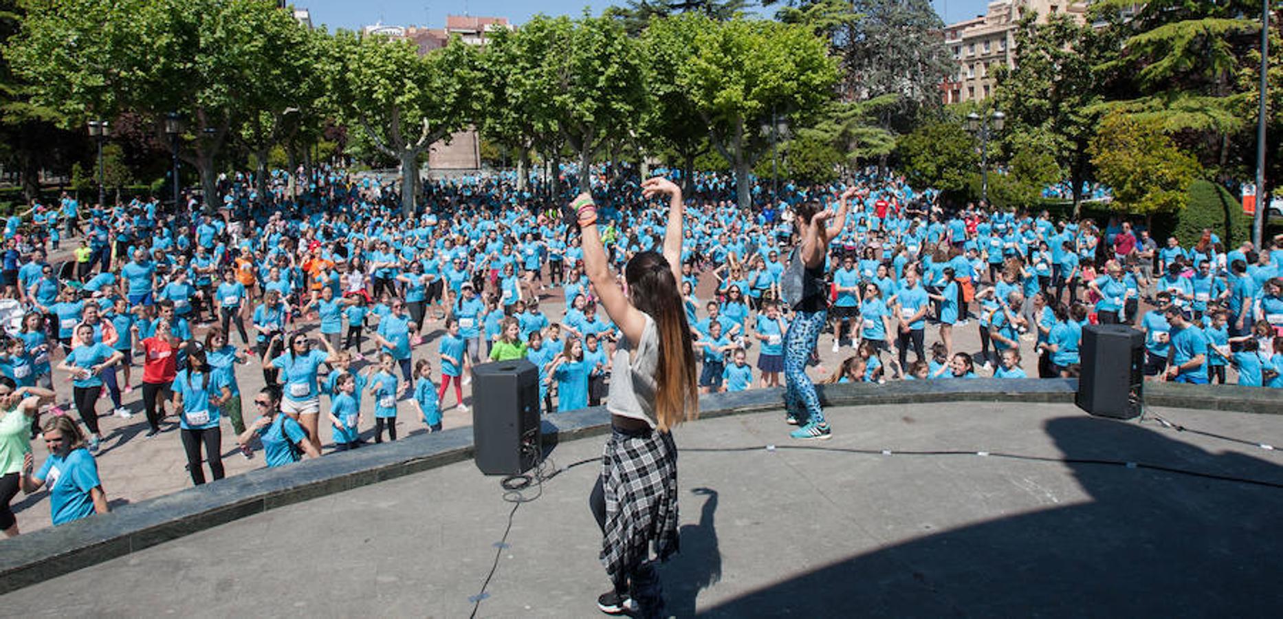 La Carrera de la Familia, organizada por la asociación 'Corre que te pillo', ha discurrido esta mañana por Logroño por un circuito urbano de 3.800 metros ideado para disfrutar en familia y de paso solidarizarse con una buena causa como es el estudio del síndrome de Hunter. 