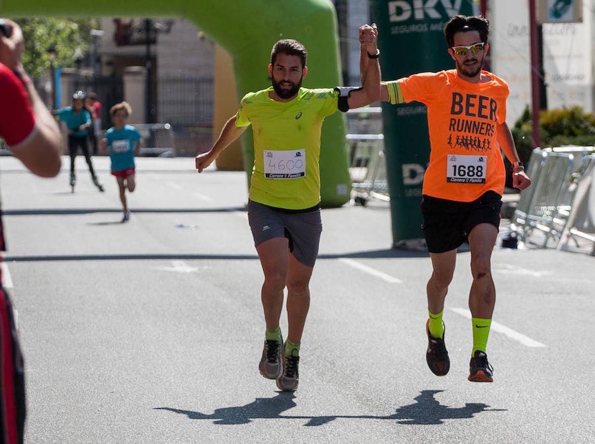 La Carrera de la Familia, organizada por la asociación 'Corre que te pillo', ha discurrido esta mañana por Logroño por un circuito urbano de 3.800 metros ideado para disfrutar en familia y de paso solidarizarse con una buena causa como es el estudio del síndrome de Hunter.