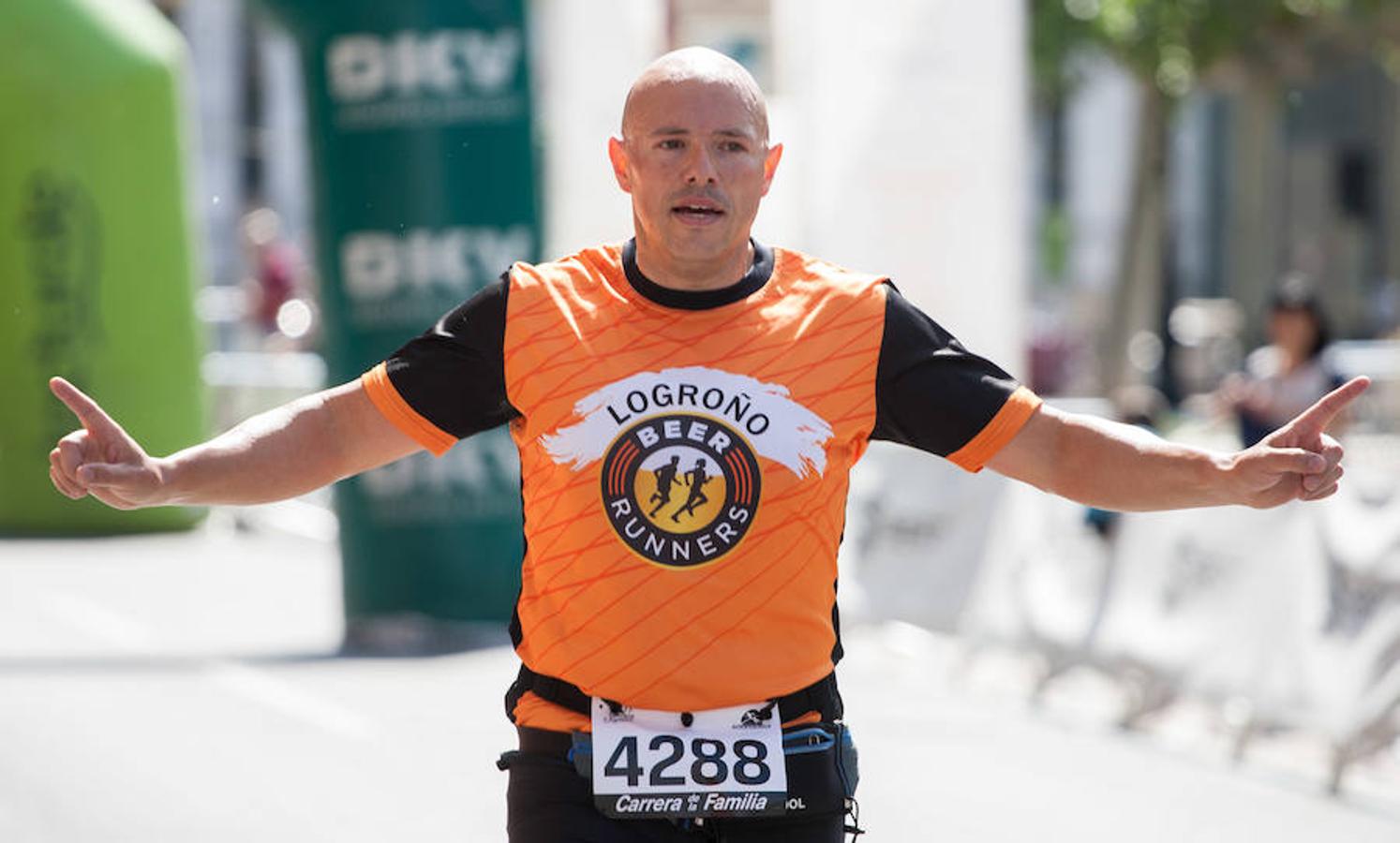 La Carrera de la Familia, organizada por la asociación 'Corre que te pillo', ha discurrido esta mañana por Logroño por un circuito urbano de 3.800 metros ideado para disfrutar en familia y de paso solidarizarse con una buena causa como es el estudio del síndrome de Hunter.