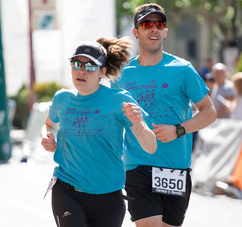 La Carrera de la Familia, organizada por la asociación 'Corre que te pillo', ha discurrido esta mañana por Logroño por un circuito urbano de 3.800 metros ideado para disfrutar en familia y de paso solidarizarse con una buena causa como es el estudio del síndrome de Hunter.