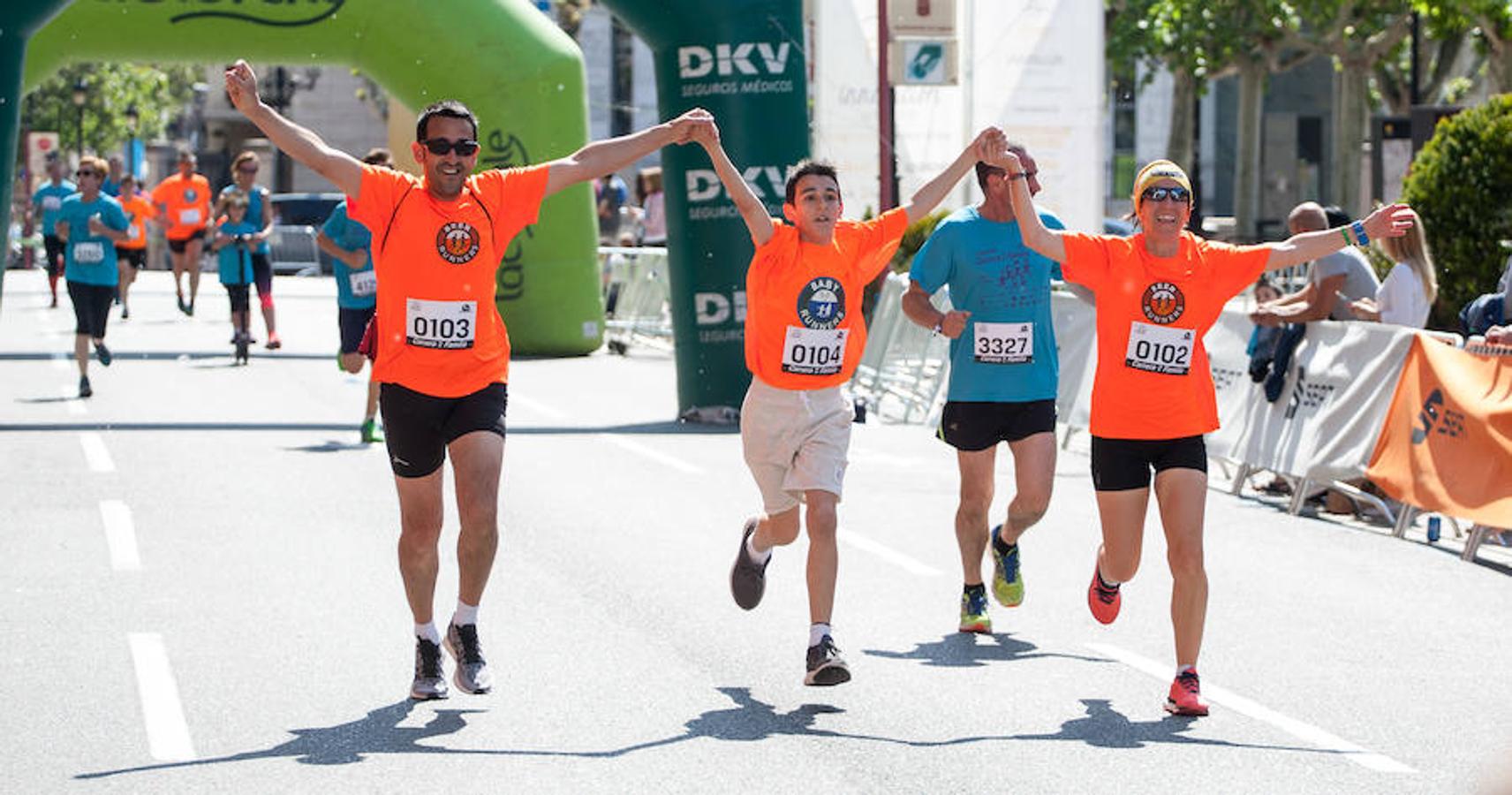 La Carrera de la Familia, organizada por la asociación 'Corre que te pillo', ha discurrido esta mañana por Logroño por un circuito urbano de 3.800 metros ideado para disfrutar en familia y de paso solidarizarse con una buena causa como es el estudio del síndrome de Hunter.