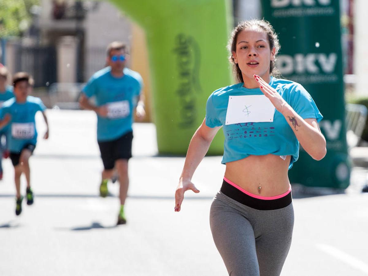 La Carrera de la Familia, organizada por la asociación 'Corre que te pillo', ha discurrido esta mañana por Logroño por un circuito urbano de 3.800 metros ideado para disfrutar en familia y de paso solidarizarse con una buena causa como es el estudio del síndrome de Hunter.