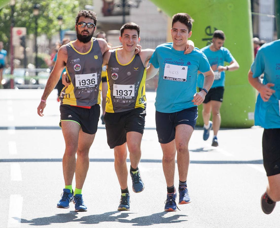 La Carrera de la Familia, organizada por la asociación 'Corre que te pillo', ha discurrido esta mañana por Logroño por un circuito urbano de 3.800 metros ideado para disfrutar en familia y de paso solidarizarse con una buena causa como es el estudio del síndrome de Hunter. 