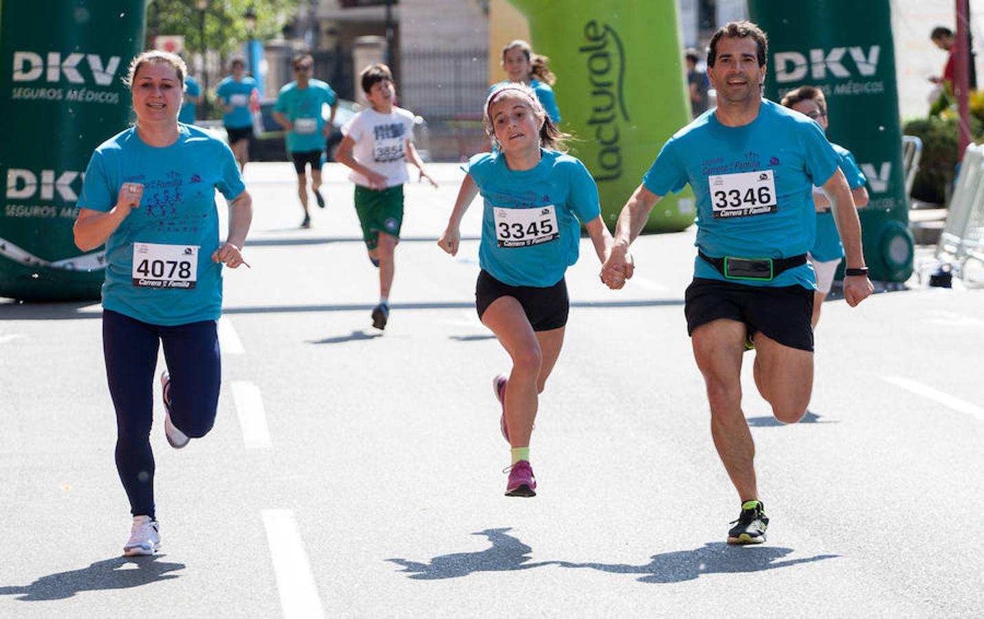 La Carrera de la Familia, organizada por la asociación 'Corre que te pillo', ha discurrido esta mañana por Logroño por un circuito urbano de 3.800 metros ideado para disfrutar en familia y de paso solidarizarse con una buena causa como es el estudio del síndrome de Hunter. 