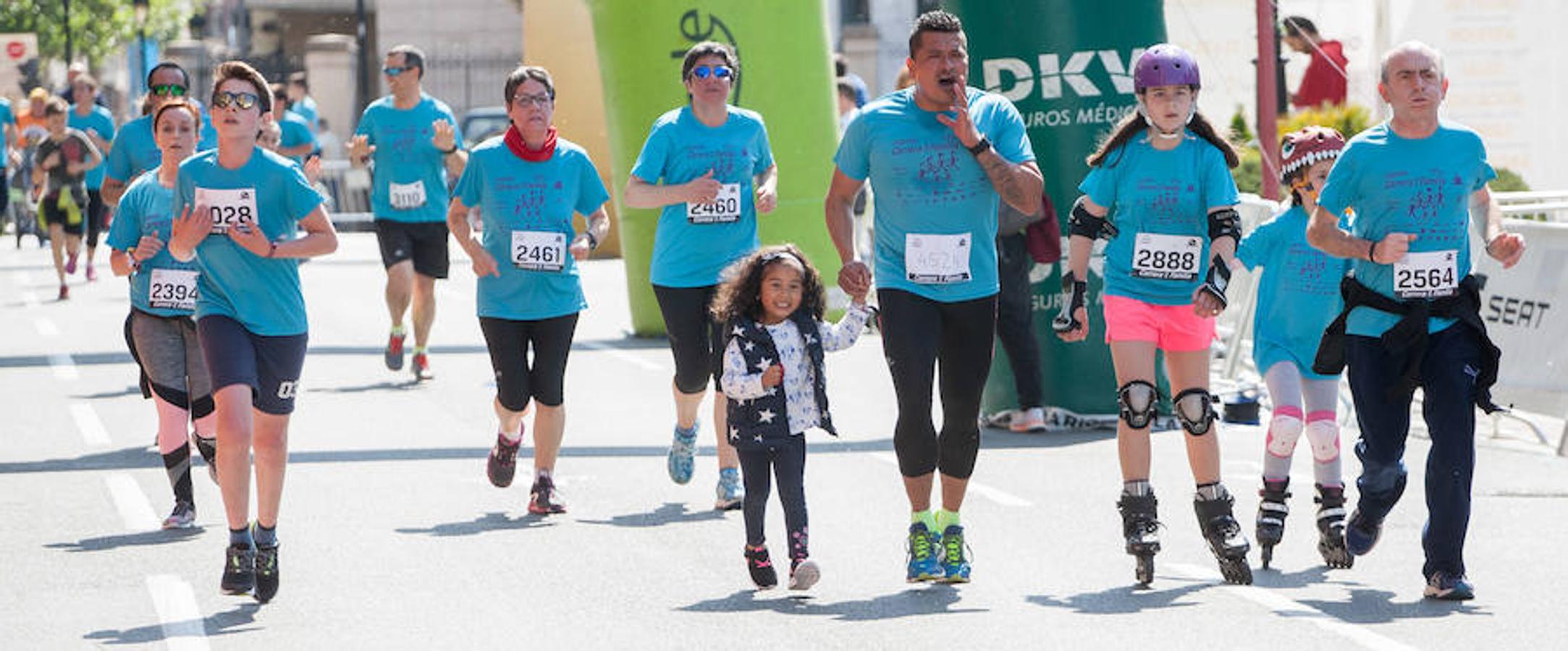 La Carrera de la Familia, organizada por la asociación 'Corre que te pillo', ha discurrido esta mañana por Logroño por un circuito urbano de 3.800 metros ideado para disfrutar en familia y de paso solidarizarse con una buena causa como es el estudio del síndrome de Hunter. 