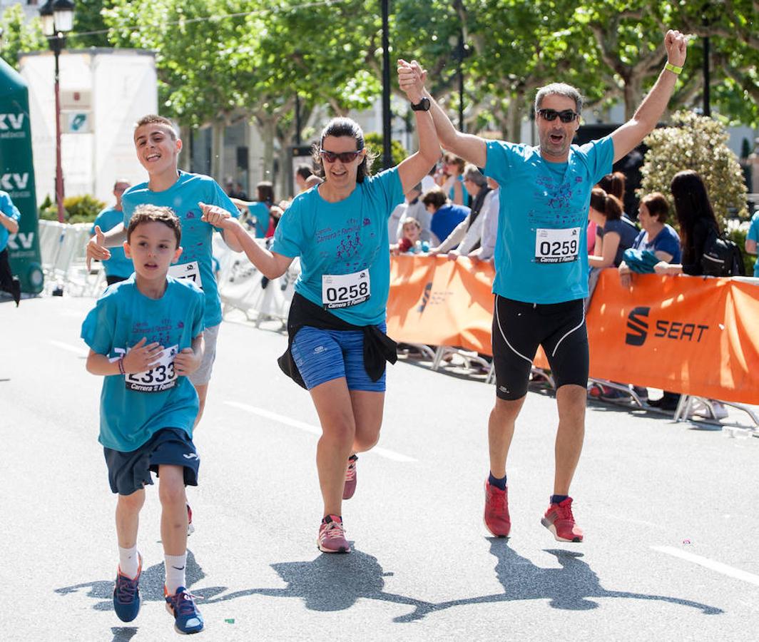 La Carrera de la Familia, organizada por la asociación 'Corre que te pillo', ha discurrido esta mañana por Logroño por un circuito urbano de 3.800 metros ideado para disfrutar en familia y de paso solidarizarse con una buena causa como es el estudio del síndrome de Hunter. 