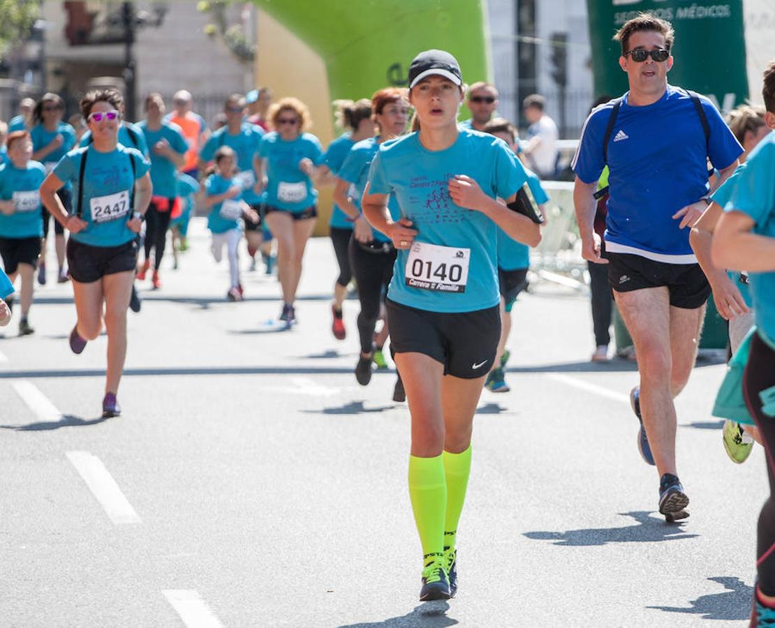 La Carrera de la Familia, organizada por la asociación 'Corre que te pillo', ha discurrido esta mañana por Logroño por un circuito urbano de 3.800 metros ideado para disfrutar en familia y de paso solidarizarse con una buena causa como es el estudio del síndrome de Hunter. 