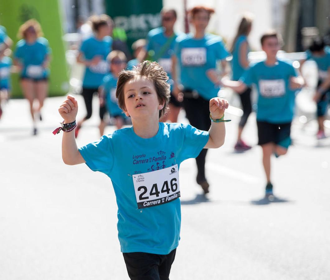 La Carrera de la Familia, organizada por la asociación 'Corre que te pillo', ha discurrido esta mañana por Logroño por un circuito urbano de 3.800 metros ideado para disfrutar en familia y de paso solidarizarse con una buena causa como es el estudio del síndrome de Hunter. 