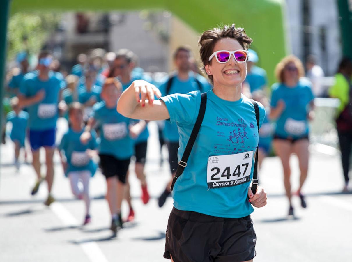 La Carrera de la Familia, organizada por la asociación 'Corre que te pillo', ha discurrido esta mañana por Logroño por un circuito urbano de 3.800 metros ideado para disfrutar en familia y de paso solidarizarse con una buena causa como es el estudio del síndrome de Hunter. 