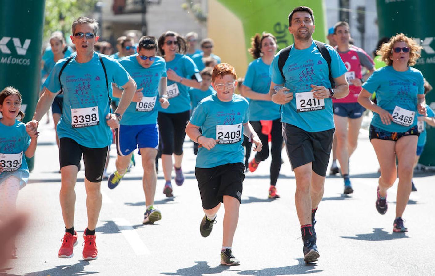 La Carrera de la Familia, organizada por la asociación 'Corre que te pillo', ha discurrido esta mañana por Logroño por un circuito urbano de 3.800 metros ideado para disfrutar en familia y de paso solidarizarse con una buena causa como es el estudio del síndrome de Hunter. 