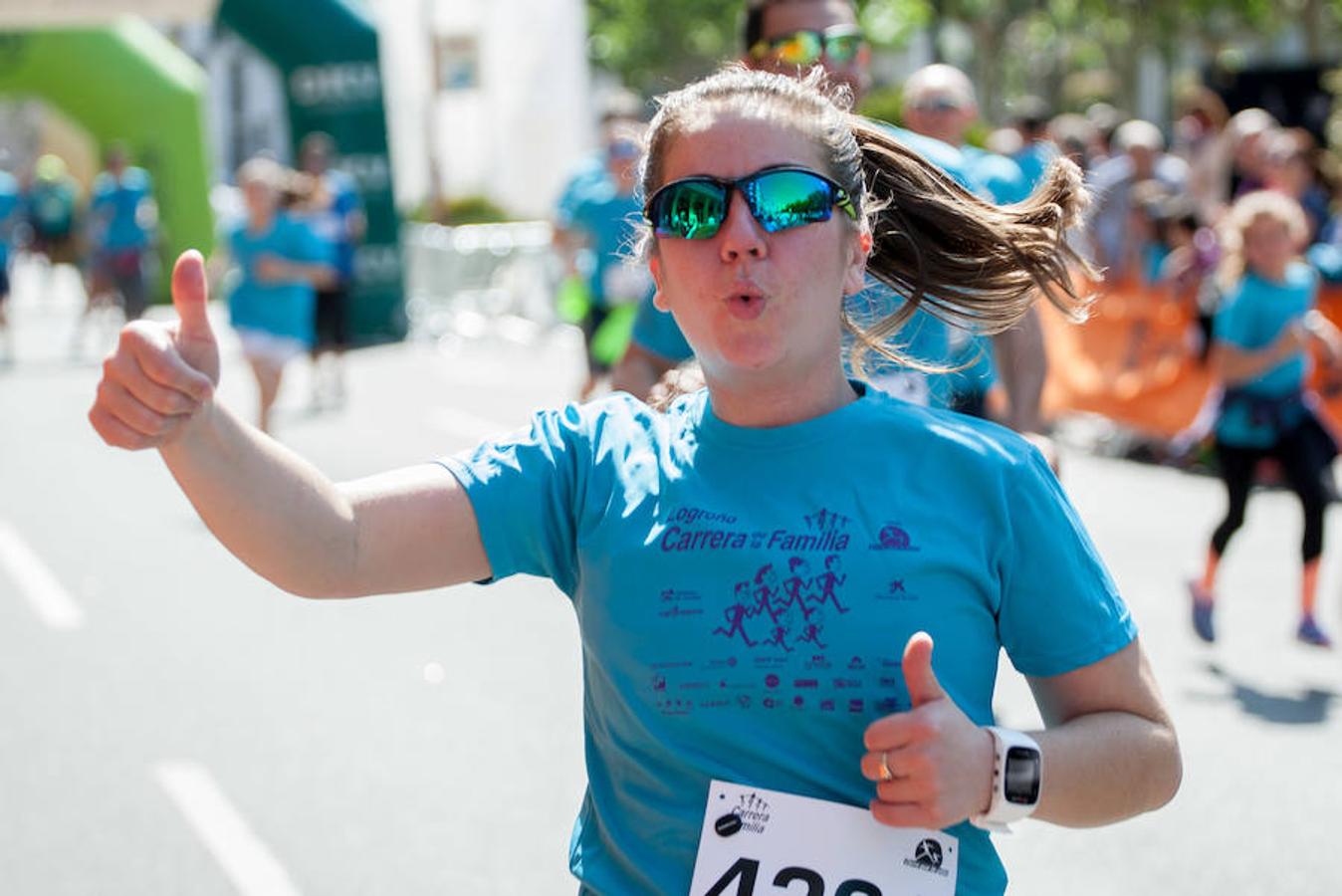 La Carrera de la Familia, organizada por la asociación 'Corre que te pillo', ha discurrido esta mañana por Logroño por un circuito urbano de 3.800 metros ideado para disfrutar en familia y de paso solidarizarse con una buena causa como es el estudio del síndrome de Hunter. 