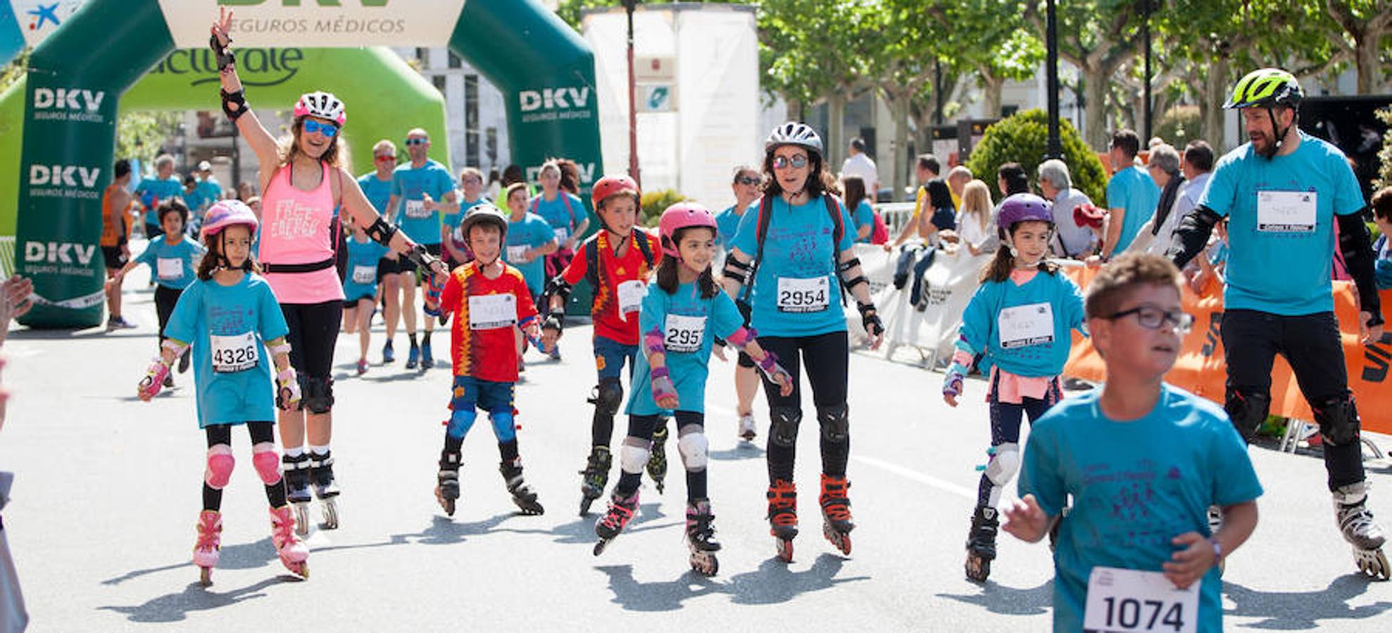 La Carrera de la Familia, organizada por la asociación 'Corre que te pillo', ha discurrido esta mañana por Logroño por un circuito urbano de 3.800 metros ideado para disfrutar en familia y de paso solidarizarse con una buena causa como es el estudio del síndrome de Hunter. 