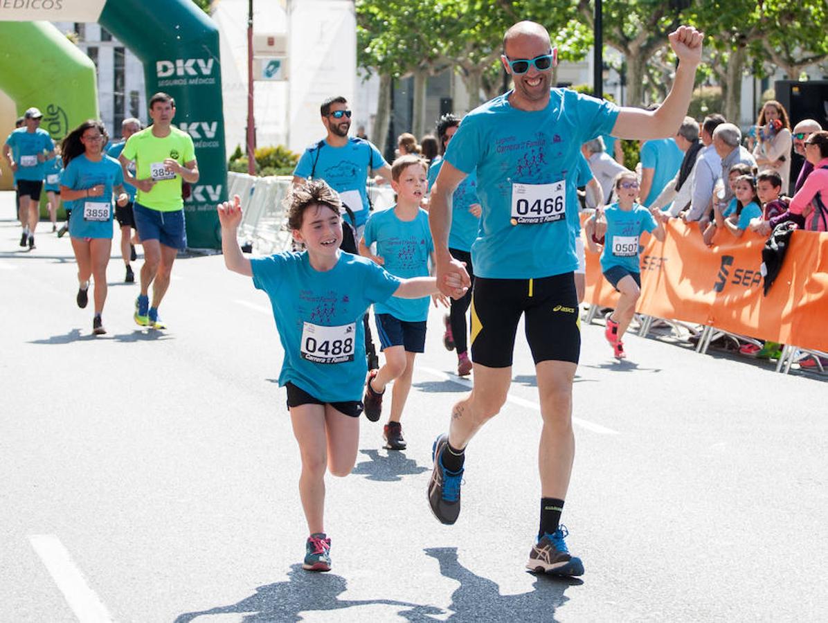 La Carrera de la Familia, organizada por la asociación 'Corre que te pillo', ha discurrido esta mañana por Logroño por un circuito urbano de 3.800 metros ideado para disfrutar en familia y de paso solidarizarse con una buena causa como es el estudio del síndrome de Hunter. 