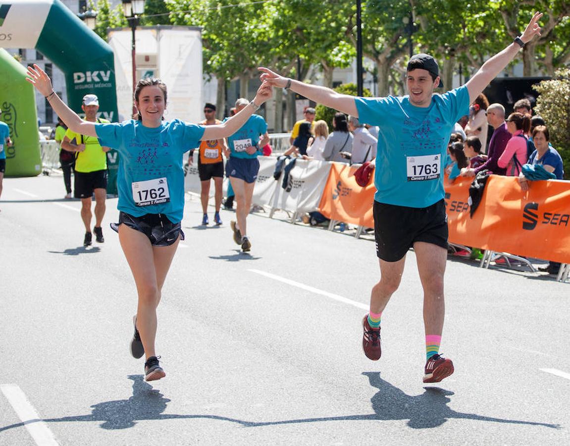 La Carrera de la Familia, organizada por la asociación 'Corre que te pillo', ha discurrido esta mañana por Logroño por un circuito urbano de 3.800 metros ideado para disfrutar en familia y de paso solidarizarse con una buena causa como es el estudio del síndrome de Hunter. 