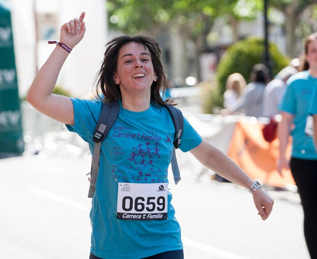 La Carrera de la Familia, organizada por la asociación 'Corre que te pillo', ha discurrido esta mañana por Logroño por un circuito urbano de 3.800 metros ideado para disfrutar en familia y de paso solidarizarse con una buena causa como es el estudio del síndrome de Hunter. 