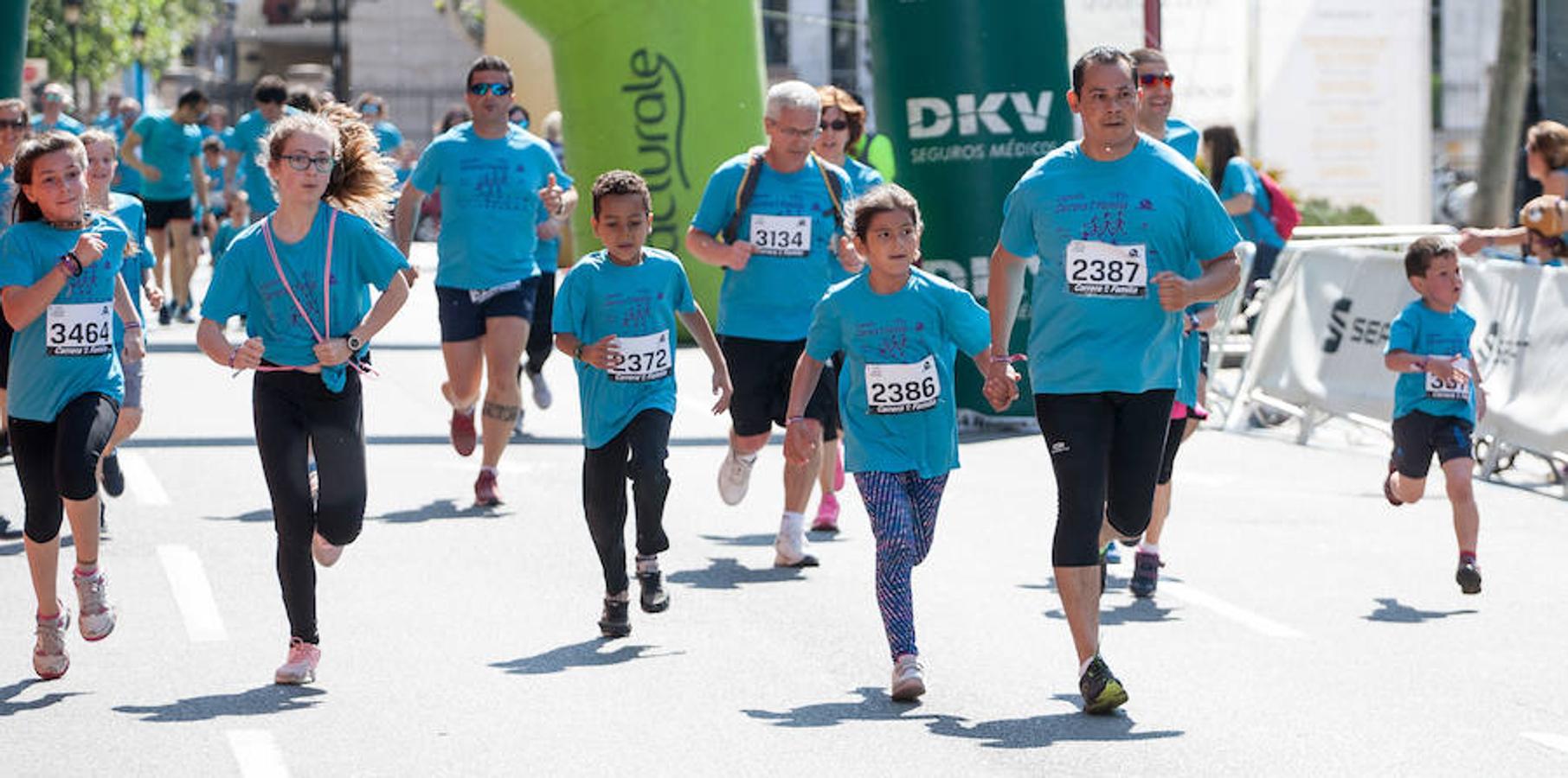 La Carrera de la Familia, organizada por la asociación 'Corre que te pillo', ha discurrido esta mañana por Logroño por un circuito urbano de 3.800 metros ideado para disfrutar en familia y de paso solidarizarse con una buena causa como es el estudio del síndrome de Hunter. 