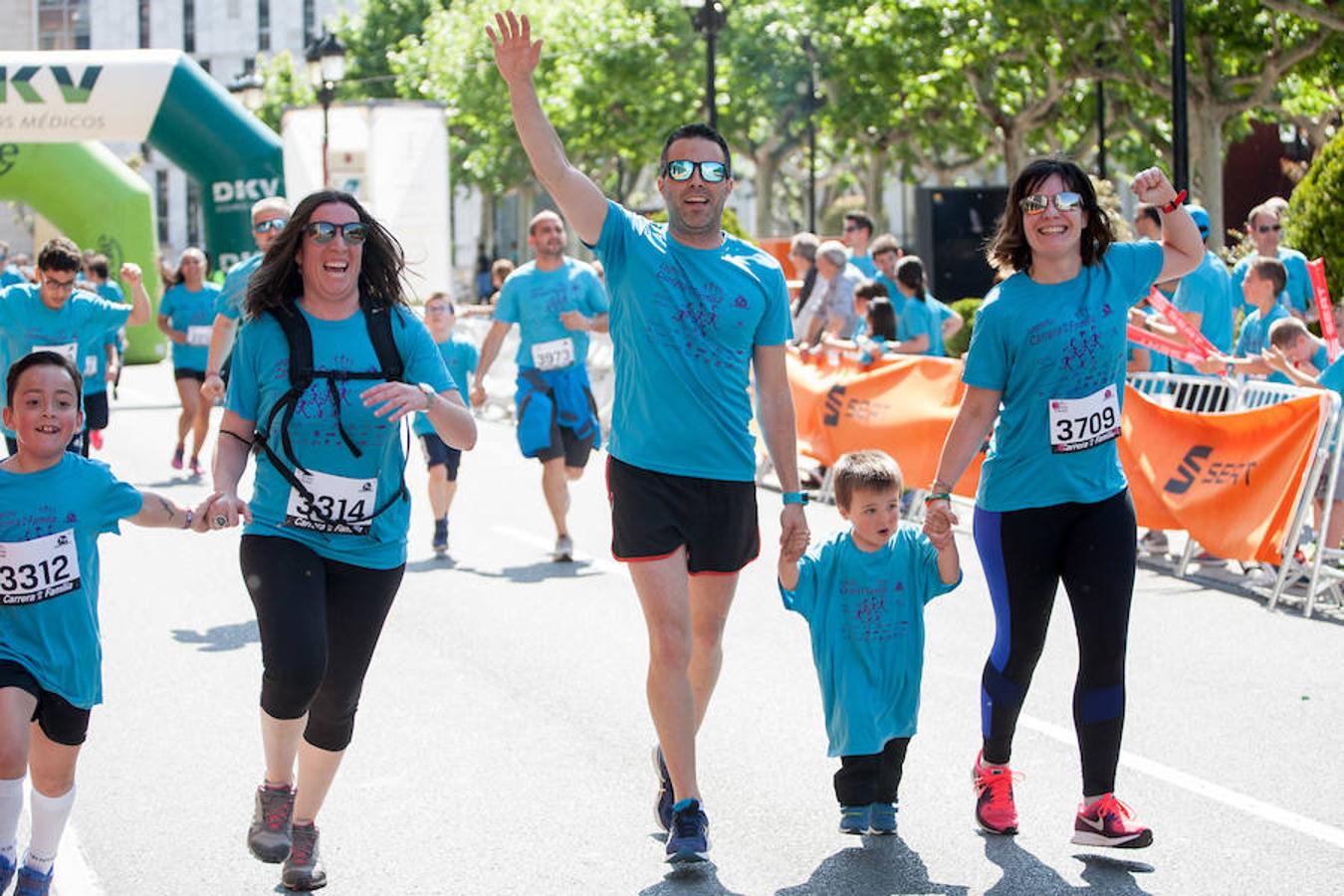 La Carrera de la Familia, organizada por la asociación 'Corre que te pillo', ha discurrido esta mañana por Logroño por un circuito urbano de 3.800 metros ideado para disfrutar en familia y de paso solidarizarse con una buena causa como es el estudio del síndrome de Hunter. 