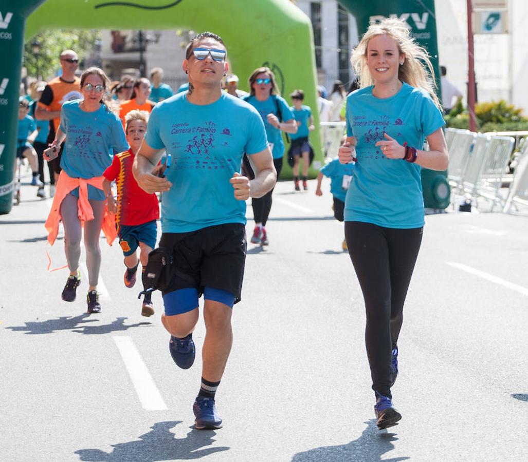 La Carrera de la Familia, organizada por la asociación 'Corre que te pillo', ha discurrido esta mañana por Logroño por un circuito urbano de 3.800 metros ideado para disfrutar en familia y de paso solidarizarse con una buena causa como es el estudio del síndrome de Hunter. 