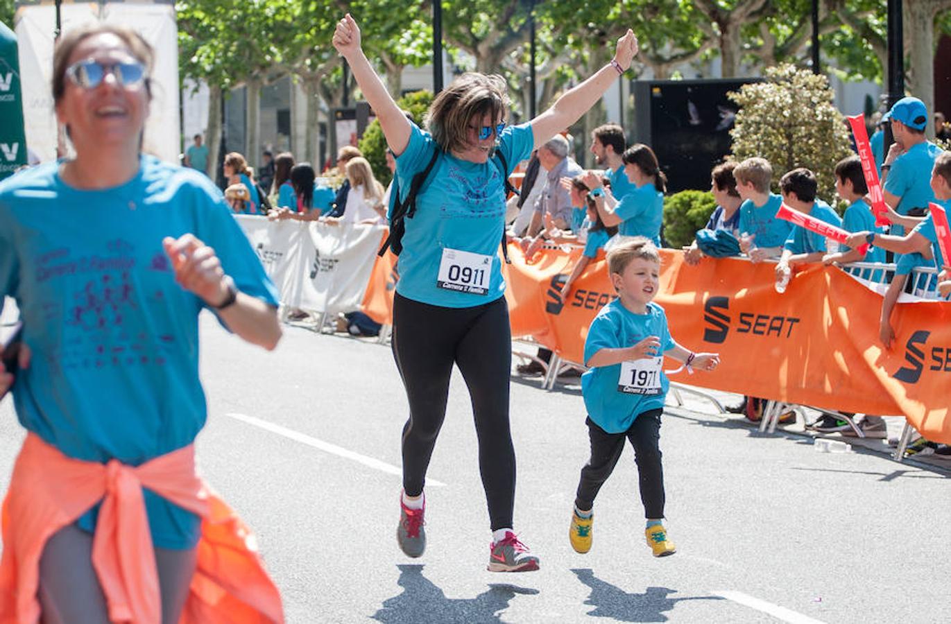 La Carrera de la Familia, organizada por la asociación 'Corre que te pillo', ha discurrido esta mañana por Logroño por un circuito urbano de 3.800 metros ideado para disfrutar en familia y de paso solidarizarse con una buena causa como es el estudio del síndrome de Hunter. 