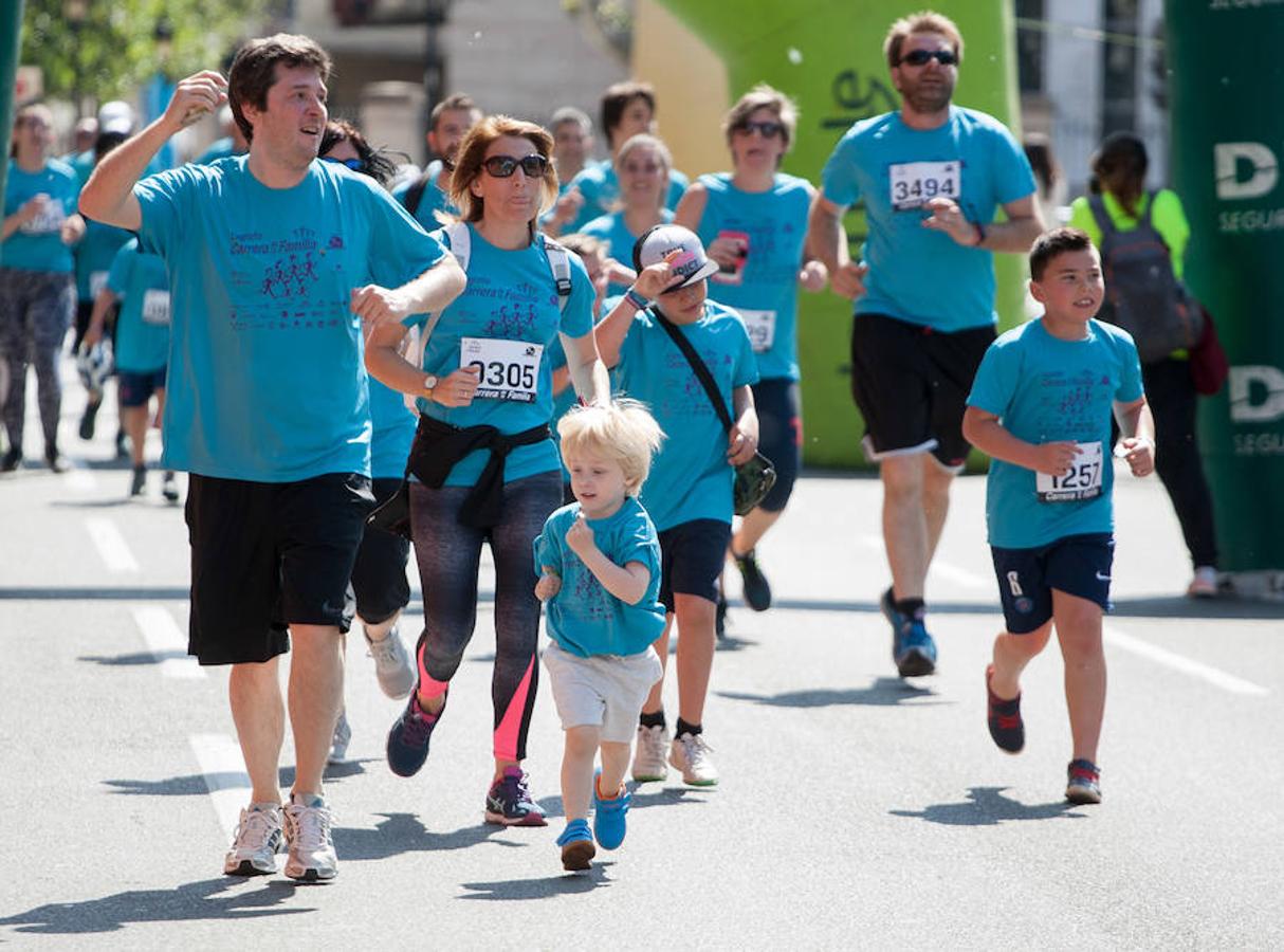 La Carrera de la Familia, organizada por la asociación 'Corre que te pillo', ha discurrido esta mañana por Logroño por un circuito urbano de 3.800 metros ideado para disfrutar en familia y de paso solidarizarse con una buena causa como es el estudio del síndrome de Hunter. 