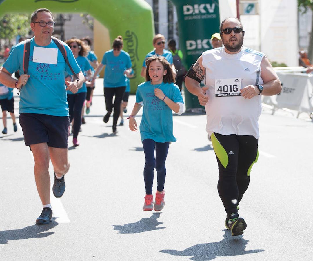 La Carrera de la Familia, organizada por la asociación 'Corre que te pillo', ha discurrido esta mañana por Logroño por un circuito urbano de 3.800 metros ideado para disfrutar en familia y de paso solidarizarse con una buena causa como es el estudio del síndrome de Hunter. 