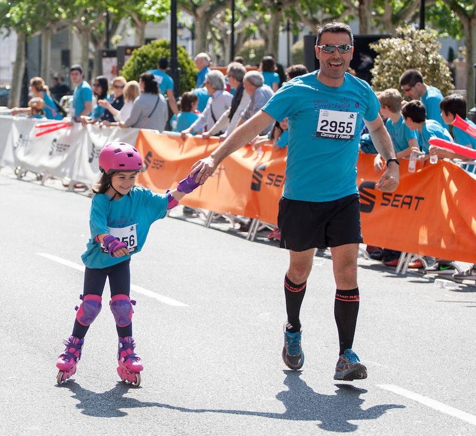 La Carrera de la Familia, organizada por la asociación 'Corre que te pillo', ha discurrido esta mañana por Logroño por un circuito urbano de 3.800 metros ideado para disfrutar en familia y de paso solidarizarse con una buena causa como es el estudio del síndrome de Hunter. 