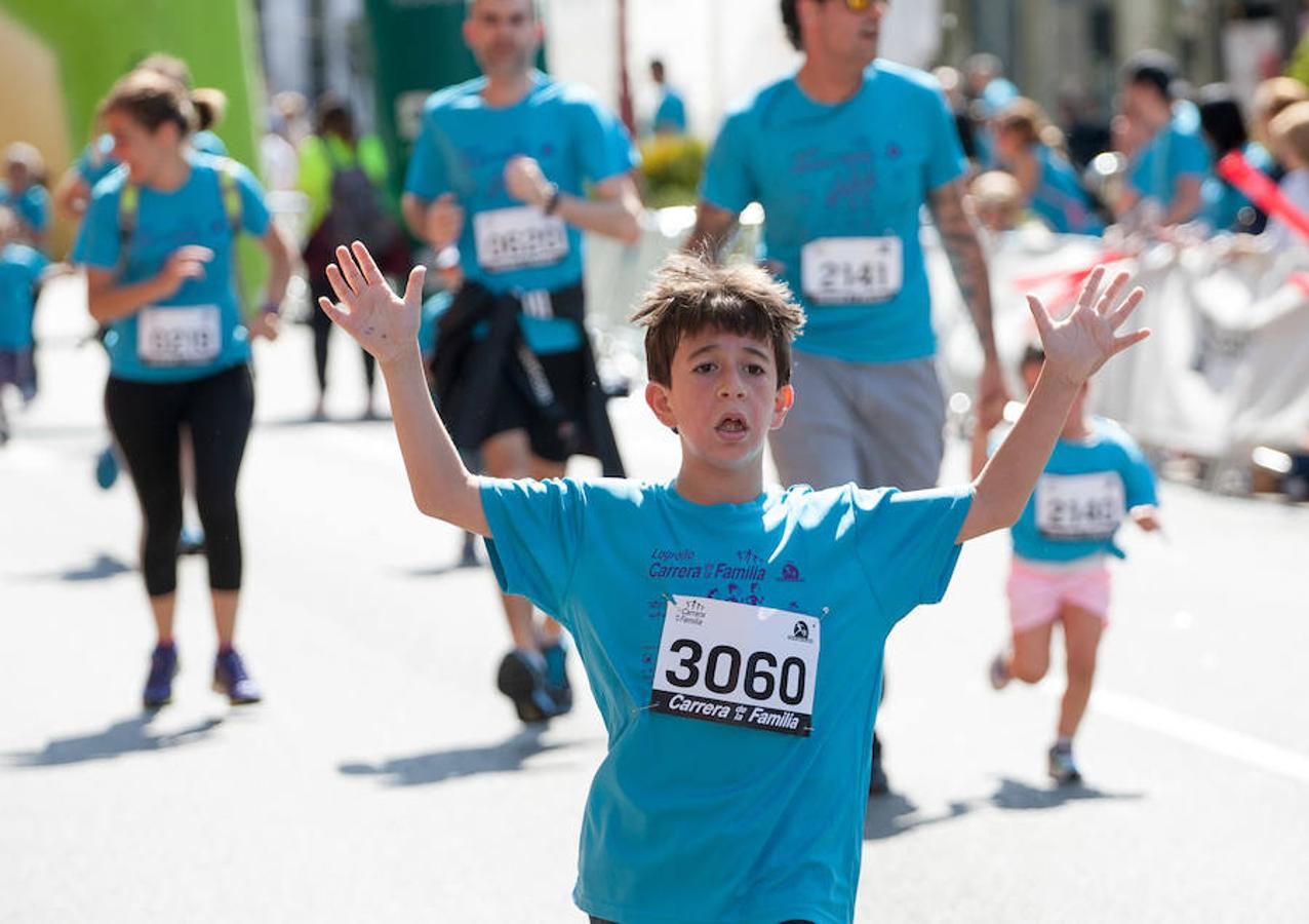 La Carrera de la Familia, organizada por la asociación 'Corre que te pillo', ha discurrido esta mañana por Logroño por un circuito urbano de 3.800 metros ideado para disfrutar en familia y de paso solidarizarse con una buena causa como es el estudio del síndrome de Hunter. 